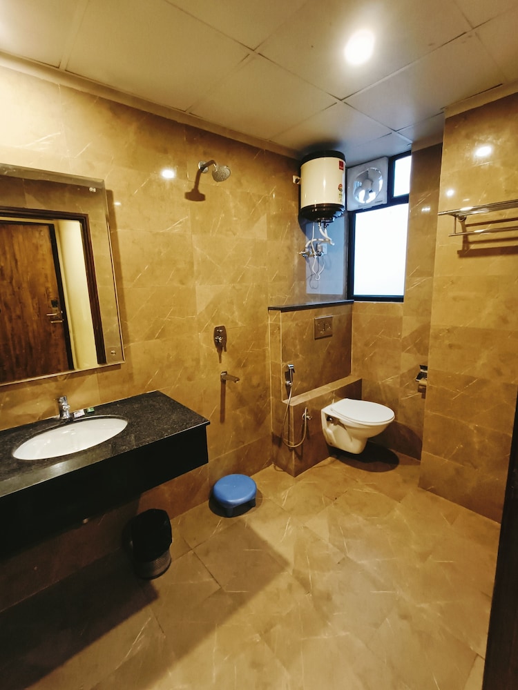 Classic Triple Room, City View - Photo 5