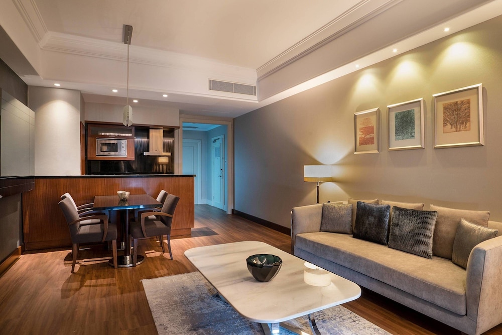 Executive Suite, 1 King Bed, City View thumbnail 5