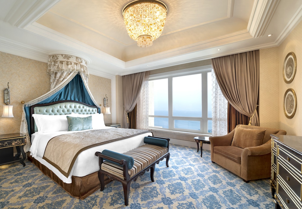 Suite, 1 King Bed, Ocean View