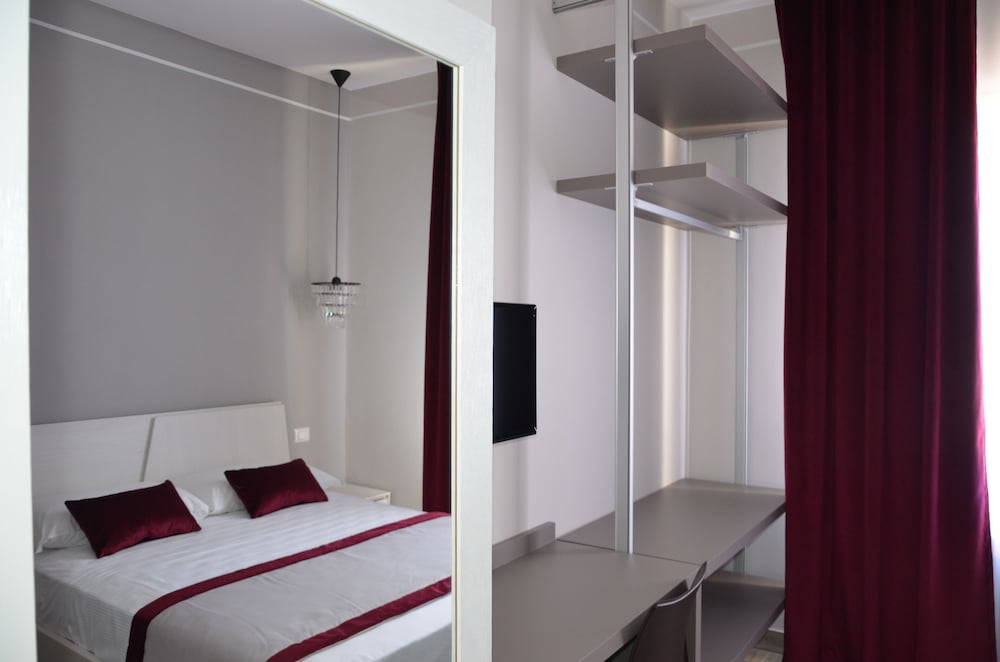 Superior Triple Room, 1 Queen Bed with Sofa bed - Photo 5