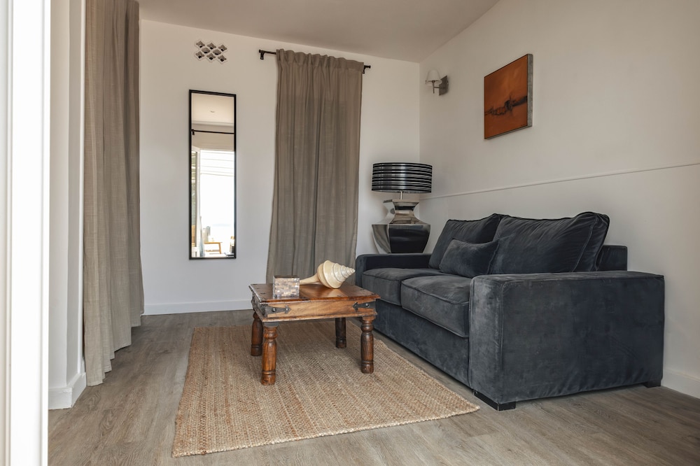 Suite, Terrace, Beachside photo 1