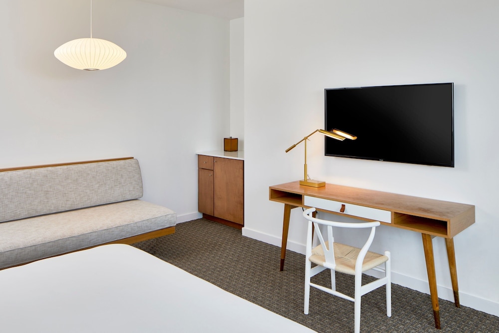 Room, 1 King Bed (Mobility Accessible, Roll-In Shower) photo 2