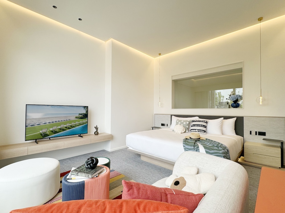 Luxury Rooftop Pool Villa - Photo 2