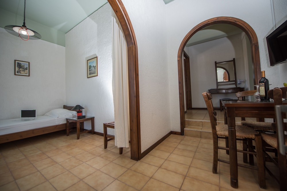 Traditional Apartment, 2 Bedrooms, Non Smoking, Garden View photo 1