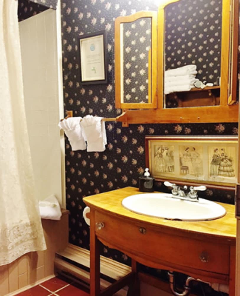Room, Private Bathroom (Back Creek) photo 2