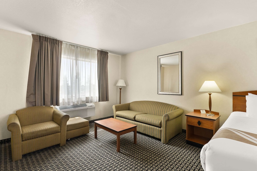 Room, Multiple Beds, Non Smoking (Larger Unit) - Photo 4