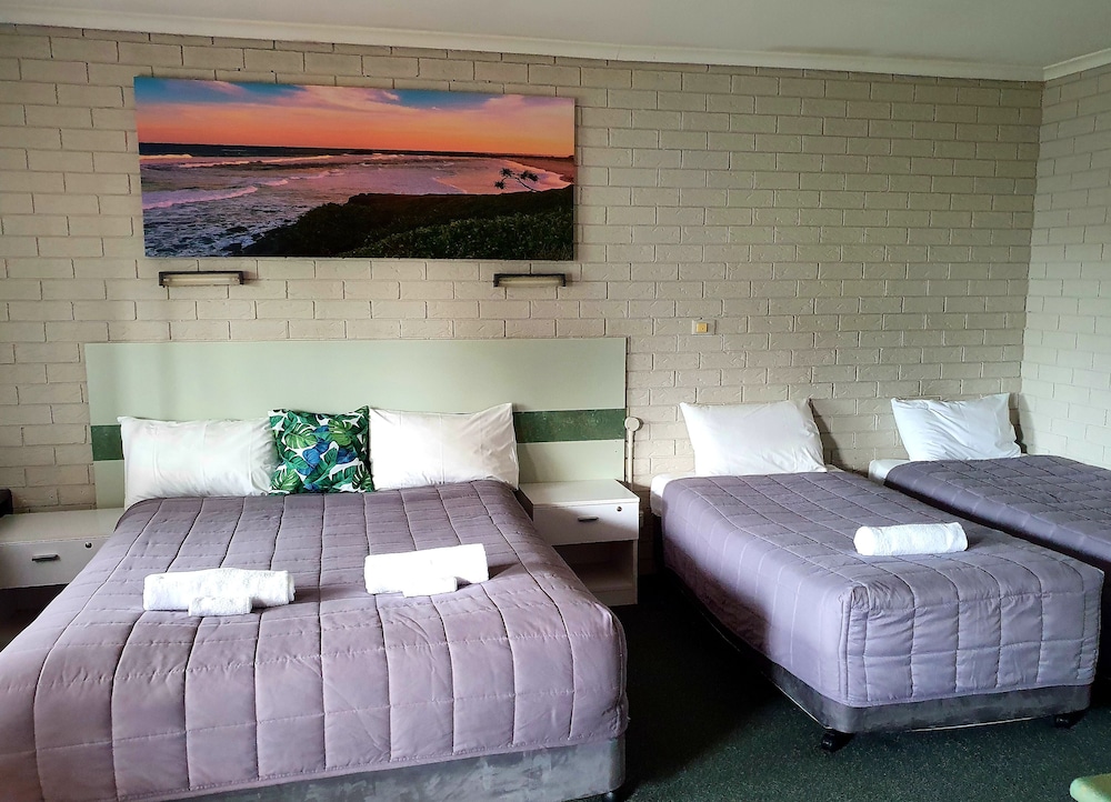 Small Family Room (1 x Queen and 2 x Single beds) photo 3