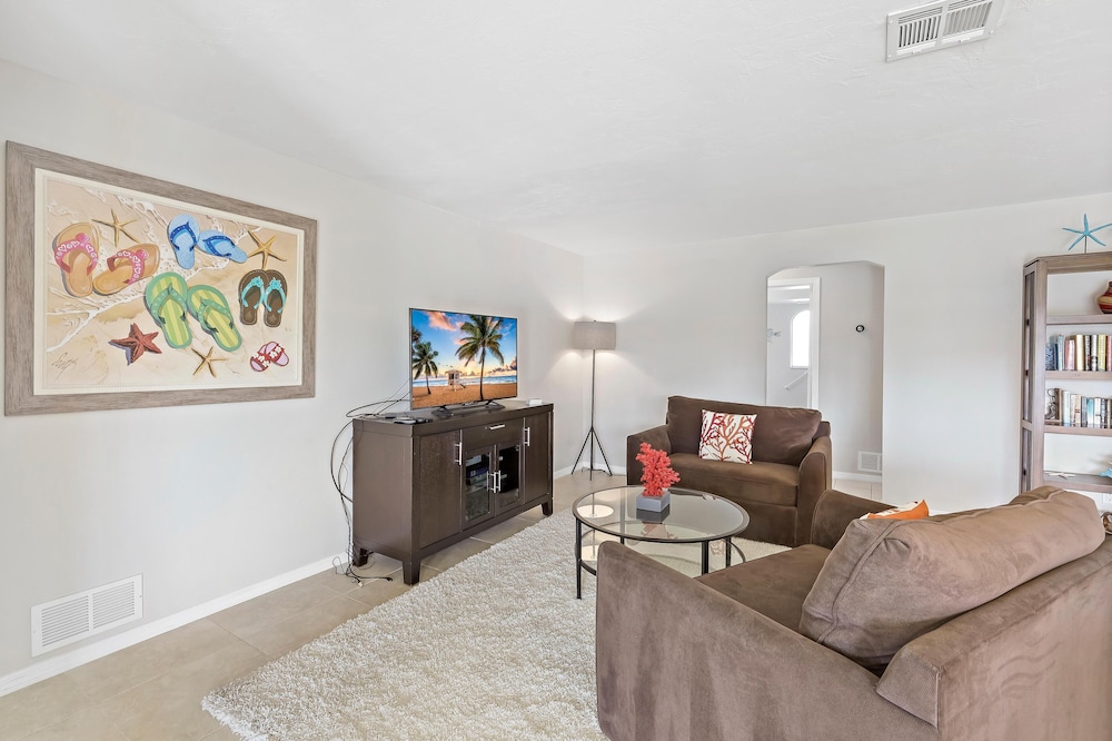 House, Multiple Beds (Waterfront home with pool and western) photo 3