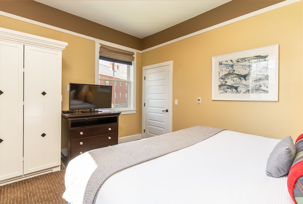 King Suite with Balcony - Disability Access