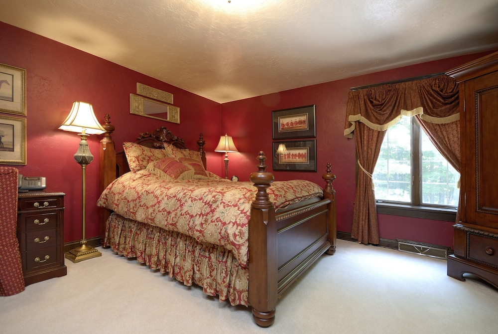Traditional Suite, 1 King Bed (The Hunt Suite) photo 1