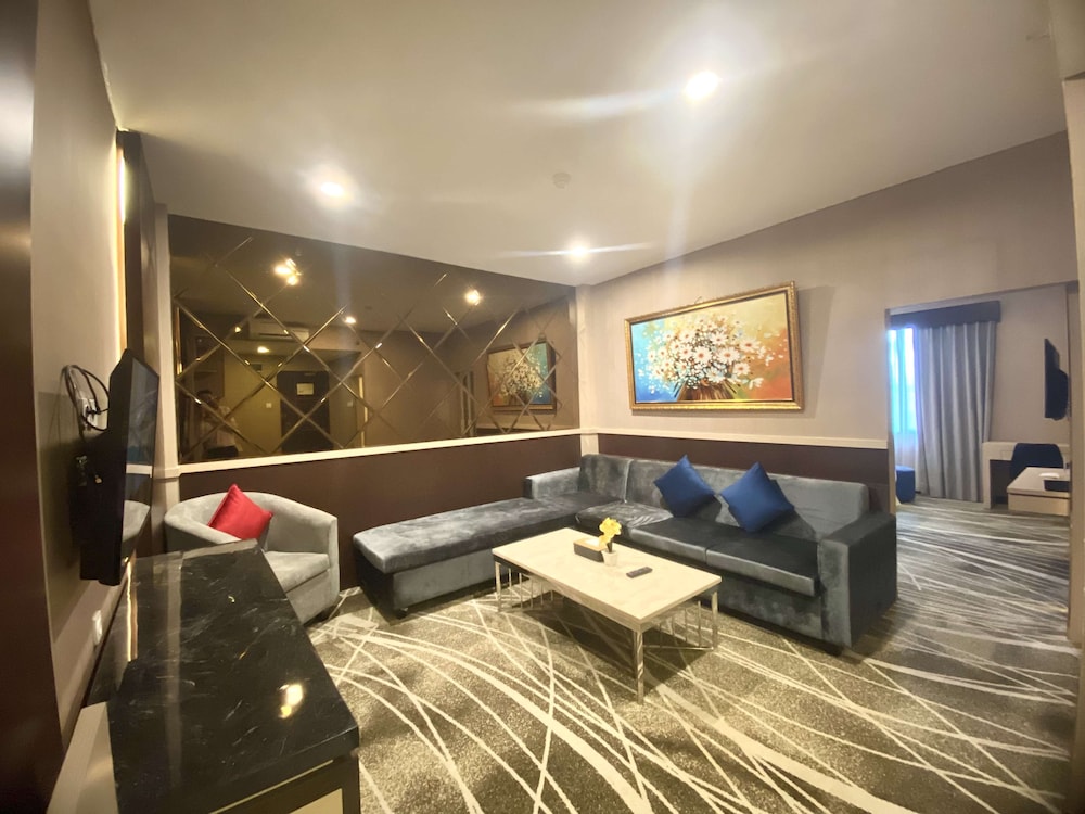 Junior Suite, 1 Queen Bed, Non Smoking (Living Room) - Photo 3