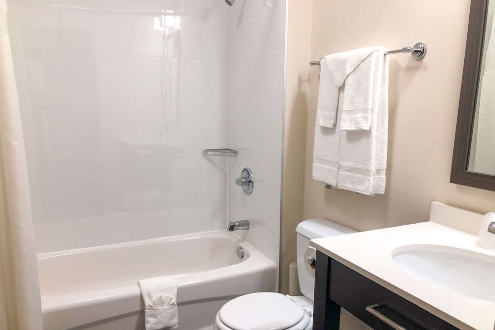 Room, 1 Queen Bed, Non Smoking (Upgrade) - Photo 3