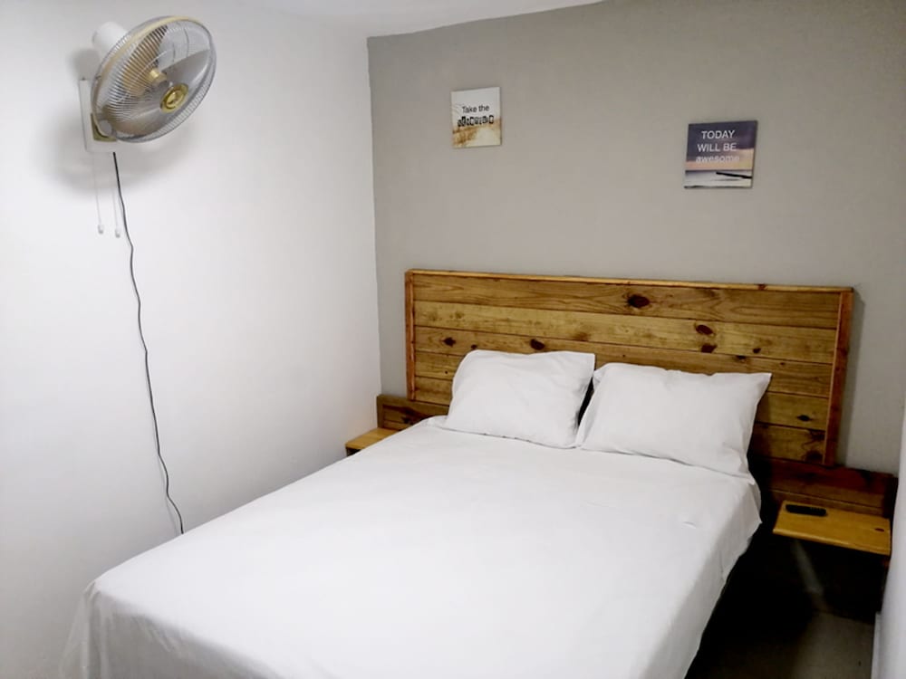 Basic Room, 1 Queen Bed photo 3