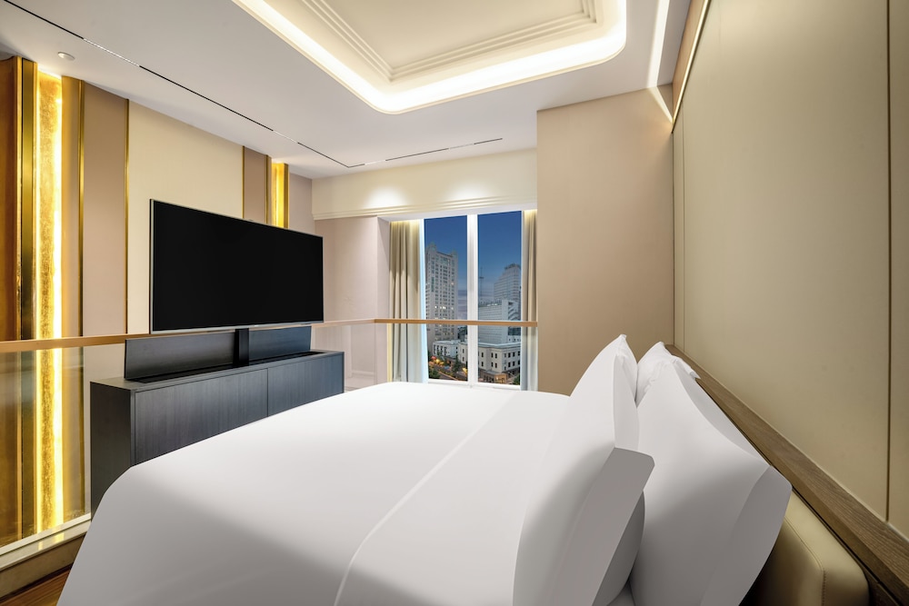Loft with One King Bed (Non Smoking)