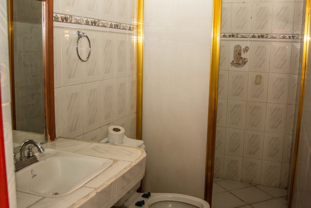 Basic Single Room, 1 Queen Bed photo 2