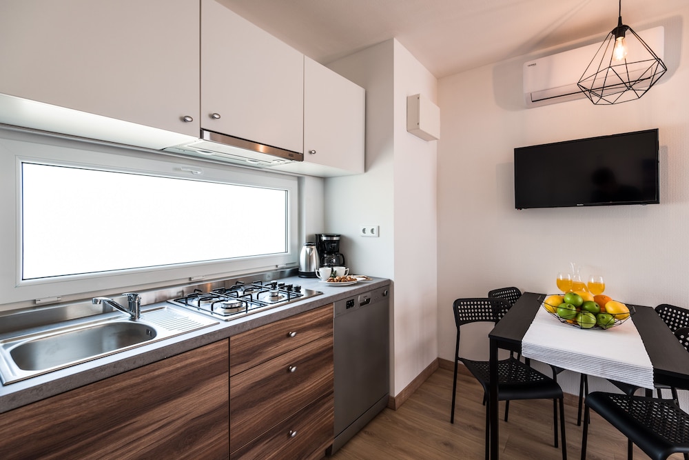 Premium Mobile Home, 2 Bedrooms, Pool Access, Beachside photo 3