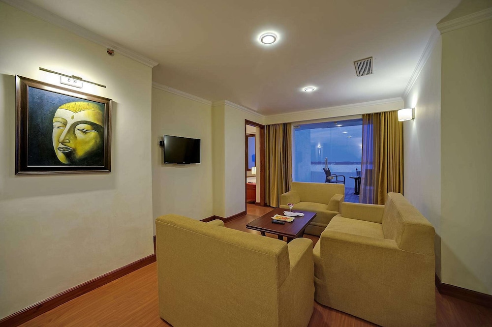 Suite, 1 King Bed, Pool View - Photo 3