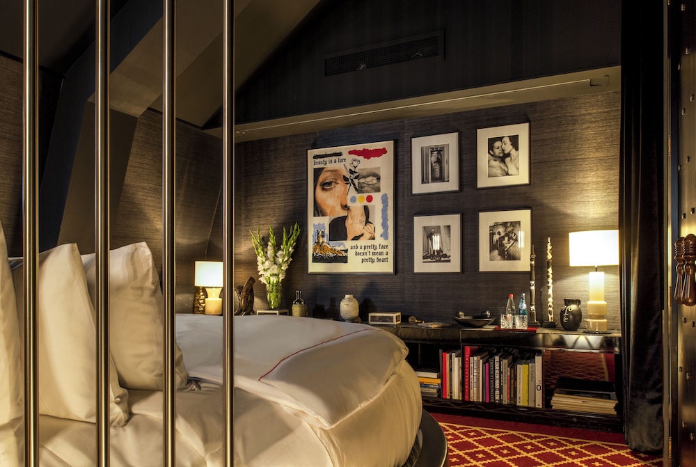 Signature Suite, 1 King Bed, Pool Access photo 1
