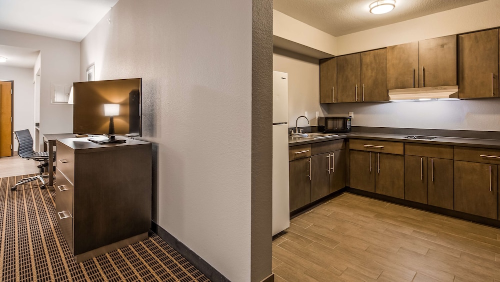 Standard Room, 1 King Bed, Non Smoking, Kitchenette photo 3