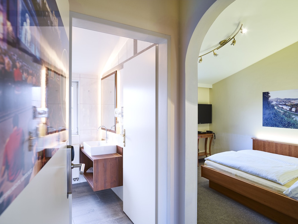 Single Room with Small Double Bed photo 3