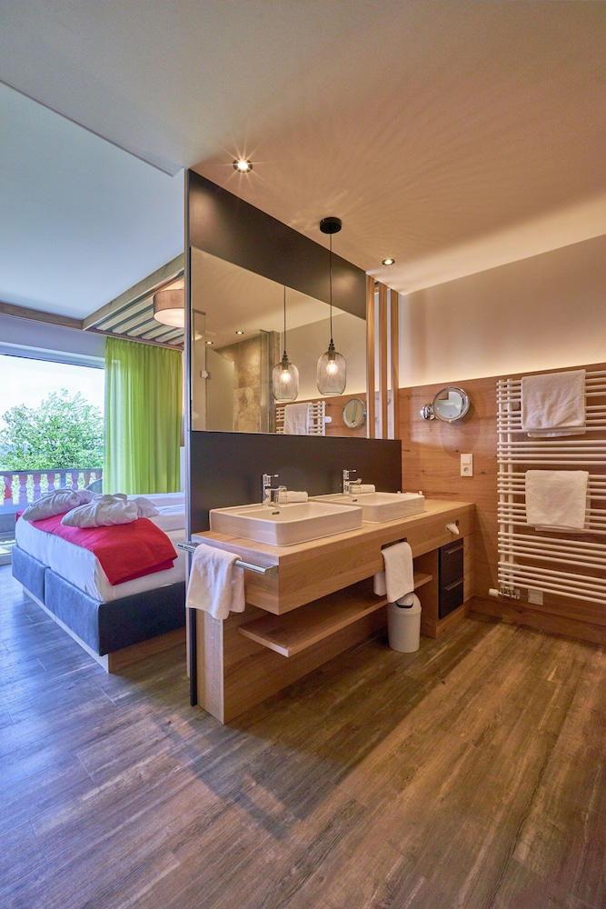 Design Double Room, 1 Queen Bed, Balcony, Mountain View photo 1