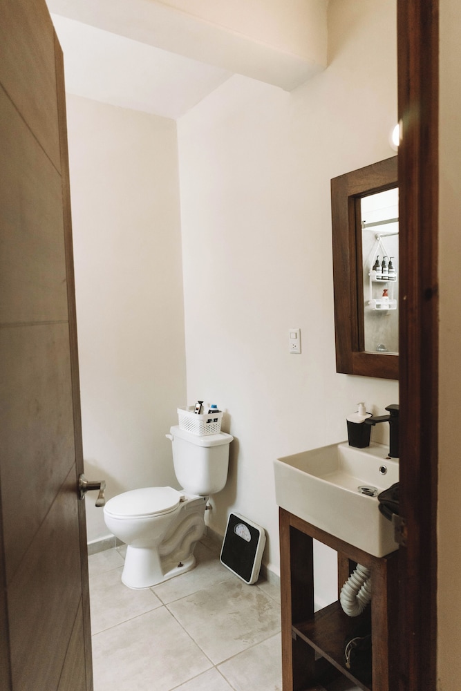 Standard Room, 1 Queen Bed, Courtyard View photo 2