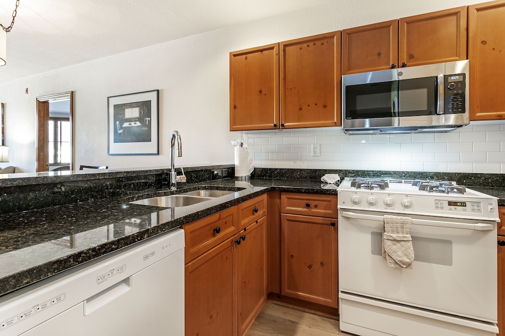 Condo, 2 Bedrooms photo 3