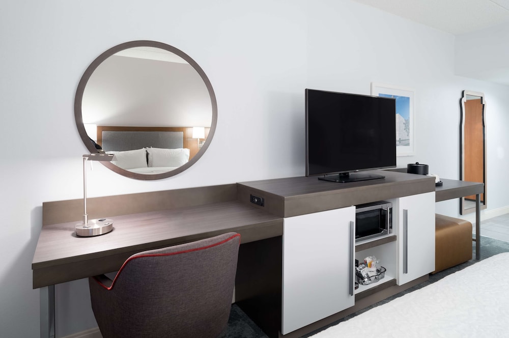 Deluxe Suite, 1 King Bed with Sofa bed, Non Smoking - Photo 4