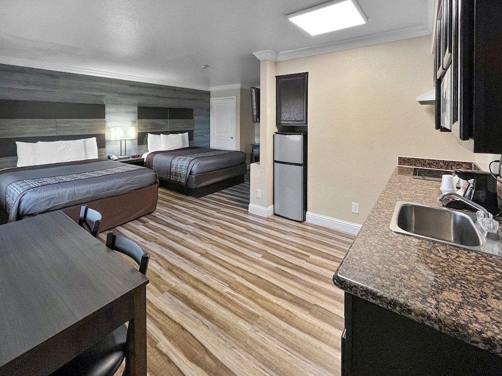 Standard Room, 2 Queen Beds, Kitchen photo 2