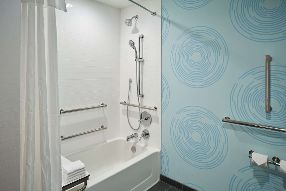 Room, 2 Queen Beds, Accessible, Bathtub - Photo 9