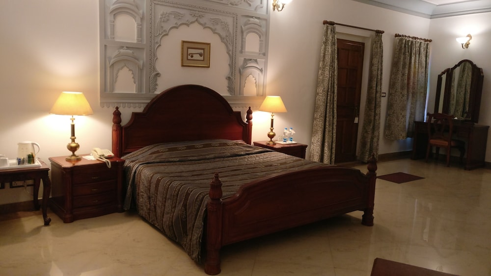 Standard Room, 1 Queen Bed - Photo 10