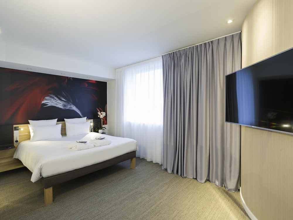 Suite, 1 King Bed - Photo 9