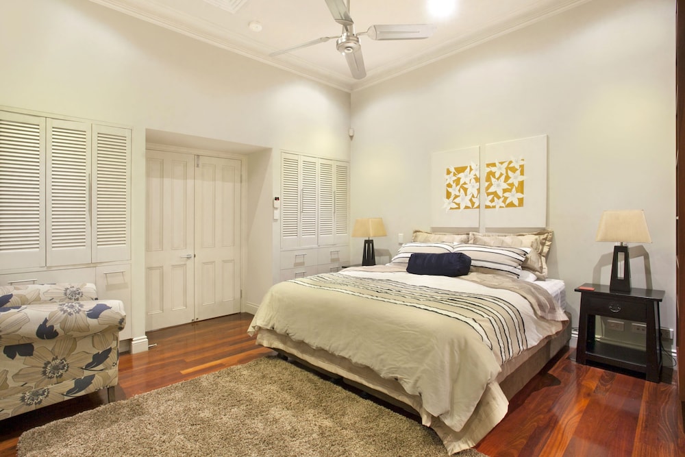 House, 6 Bedrooms photo 1