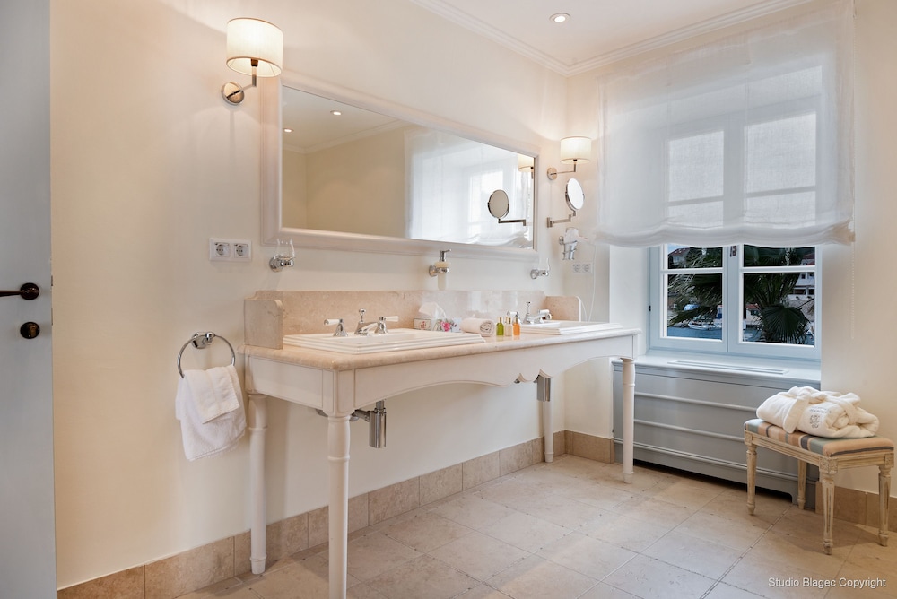Superior Suite (Duke of Lorenski Suite) photo 3