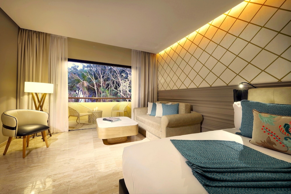 Junior Suite Poolside