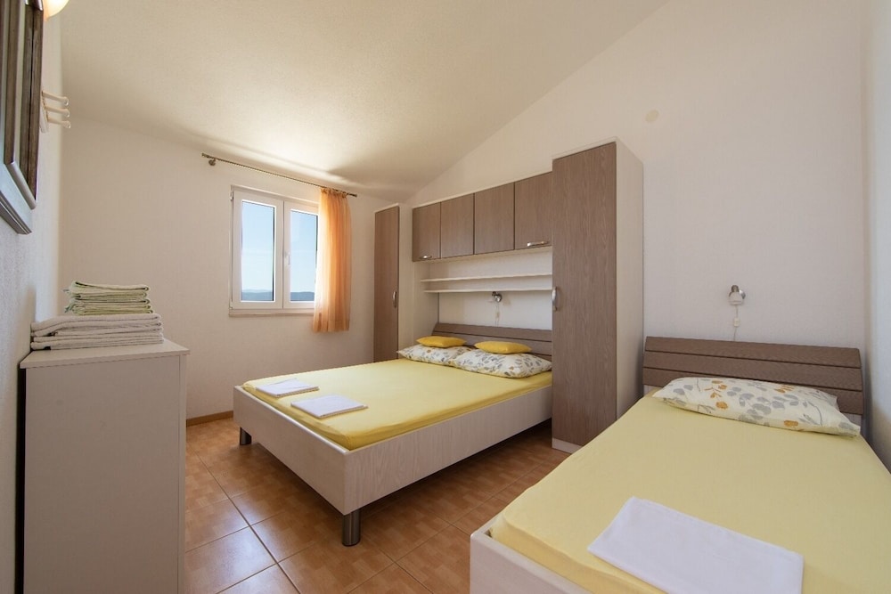 Apartment (Ruzica - with sea view - A3 - zuti(3+)