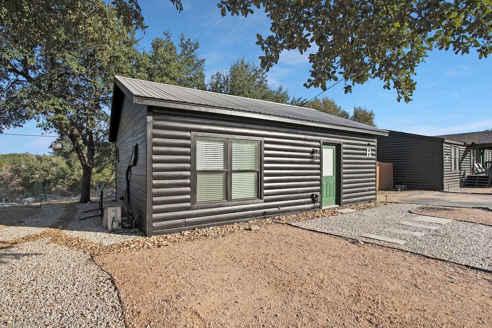 1 Bed 1 Bath Cabin + Hot Tub (Cabin R) photo 3