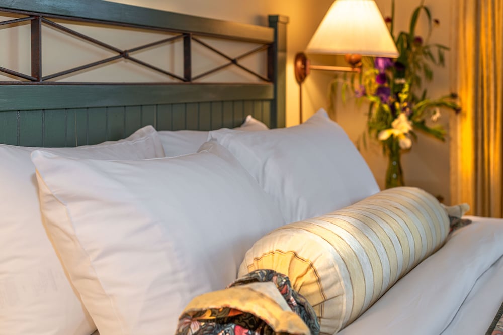 Hillside Suite Up to 2 Person Occupancy - English Breakfast