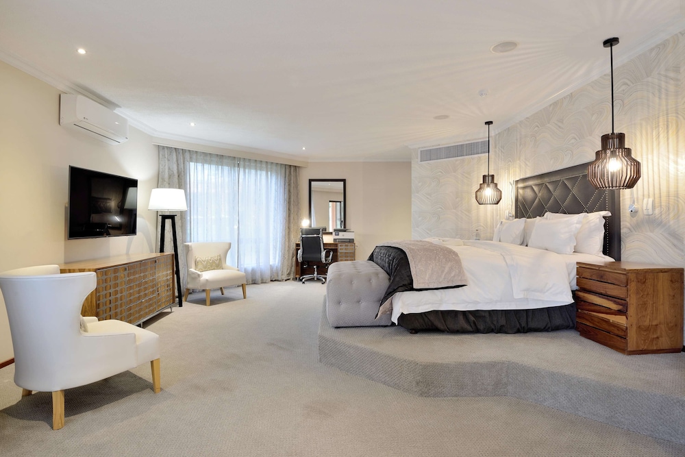 Luxury King Suite photo 1