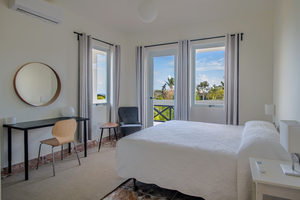 King Bed Private Balcony Pool and Caribbean View - Room 10