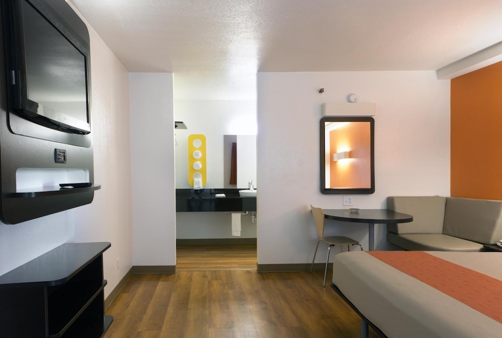 Premium Room, 2 Queen Beds, Non Smoking, Refrigerator & Microwave - Photo 2