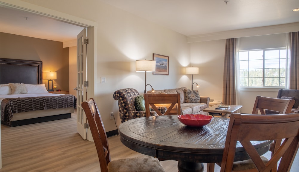 Superior Suite, 1 King Bed, Mountain View (Mountain View Junior King Suite) photo 1