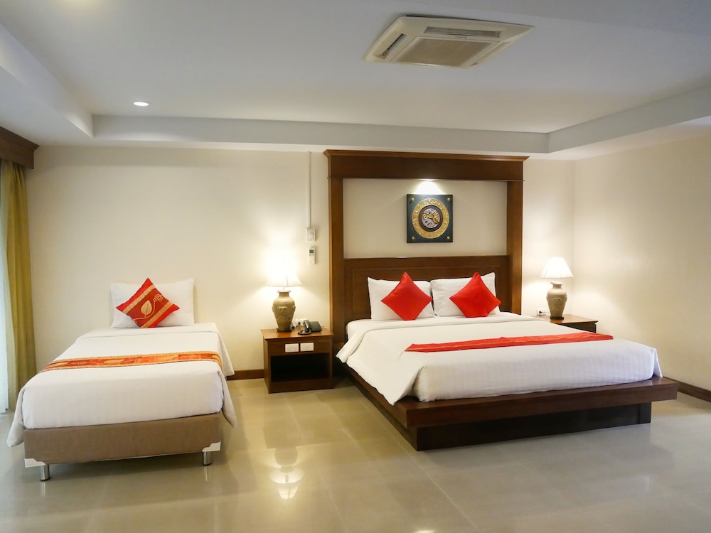 Triple Beds, Poolside - Photo 3