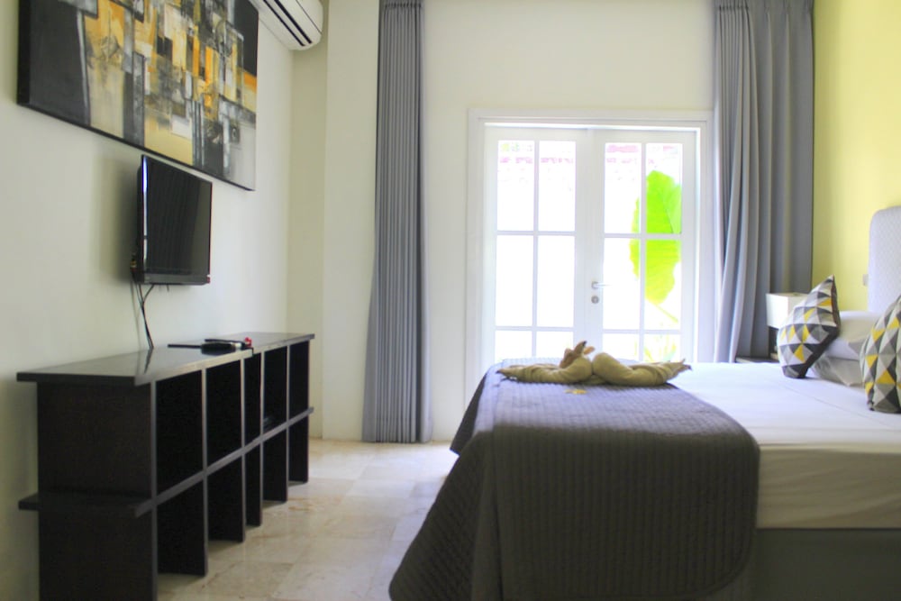 Superior Bungalow - Photo 2