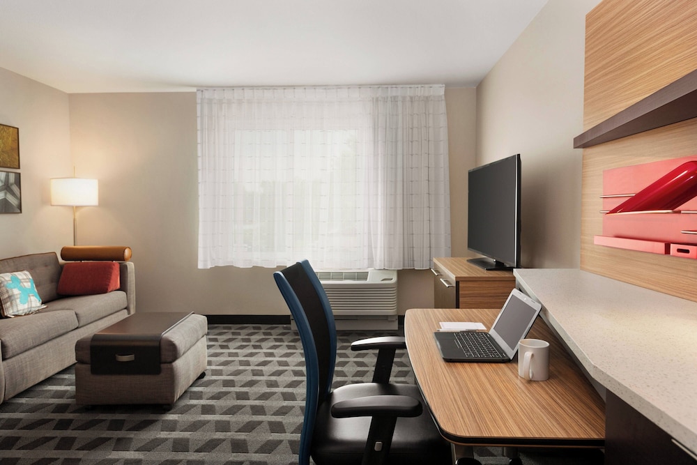 Suite, 1 Bedroom (Mobility/Hearing Access, Roll-in Shwr) photo 2