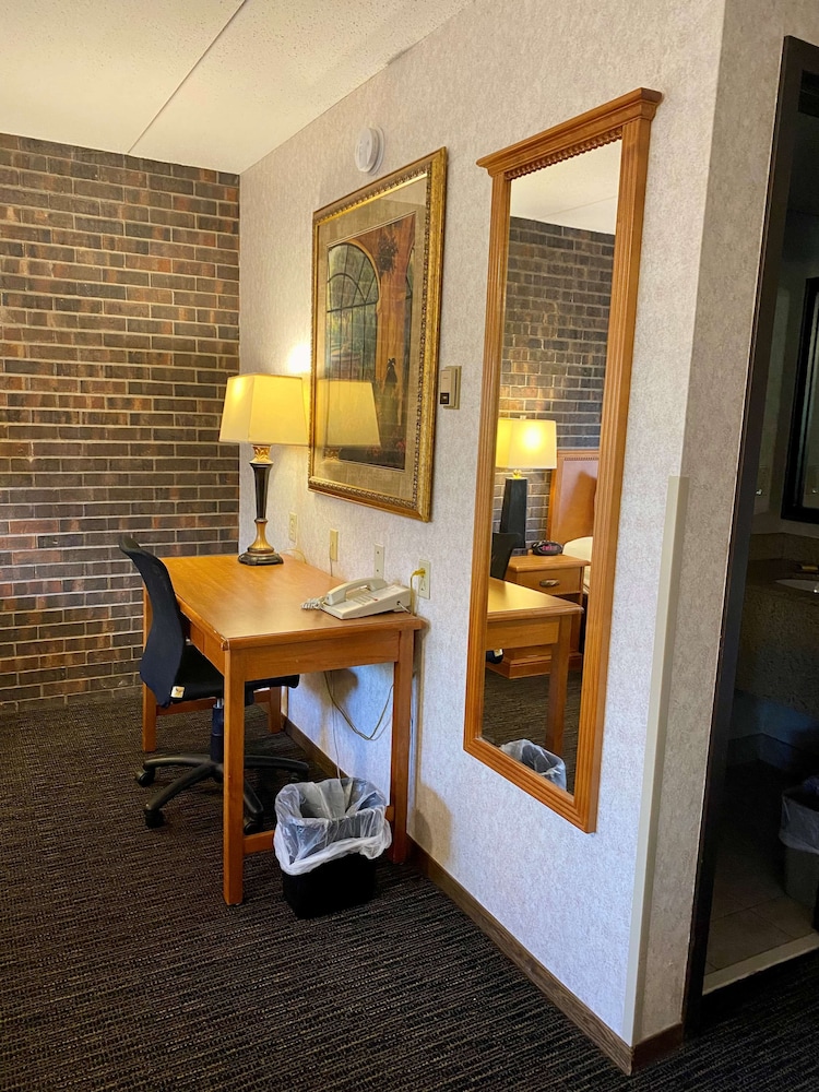 Suite, 1 King Bed, Non Smoking, Refrigerator & Microwave - Photo 3