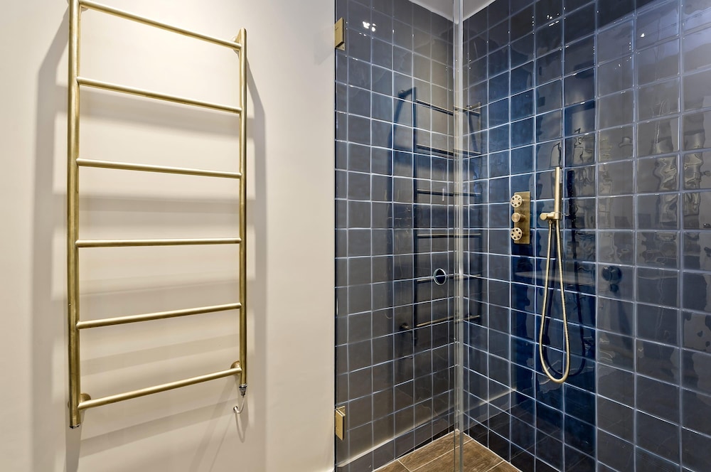 Stunning 5 bed Fulham Home w Indoor Pool Sauna and Private Garden, Photo 32