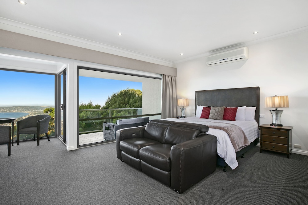 Luxury Suite, 1 King Bed, Bay View, Sea Facing photo 2