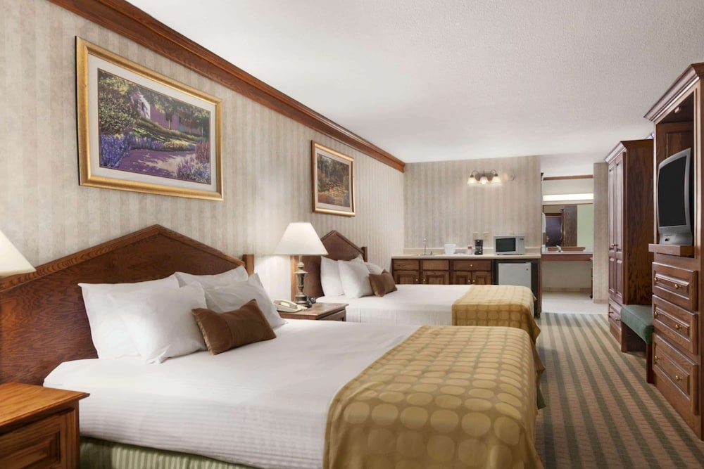 Standard Room, 2 Queen Beds, Non Smoking, Ground Floor - Photo 1