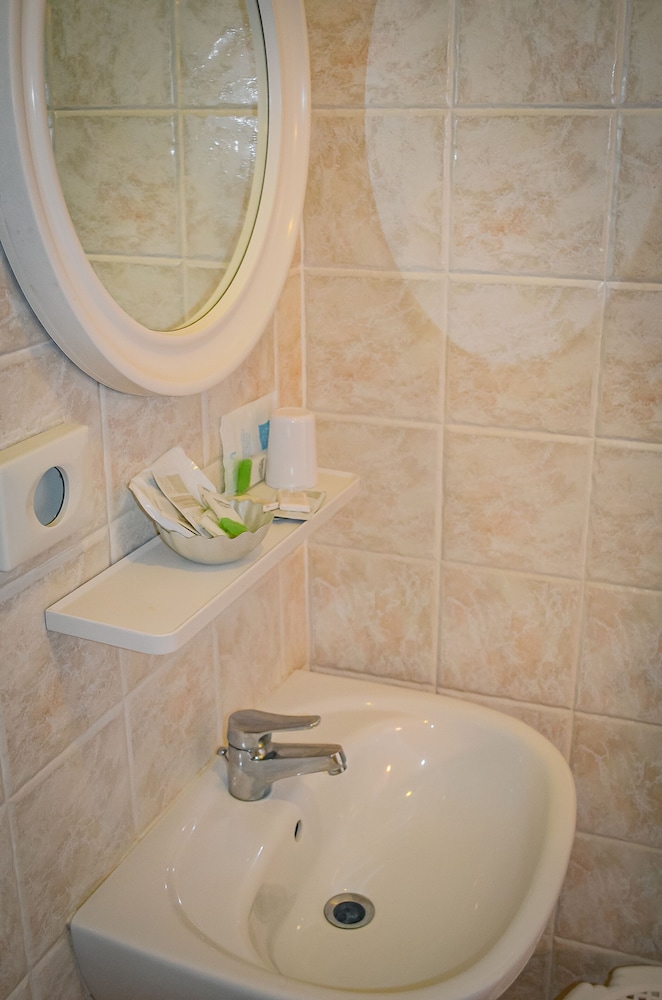 Basic Double Room - Photo 10